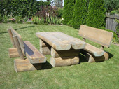 Zestaw mebli ogrodowych z bali FRED (stół z ławkami z oparciem)