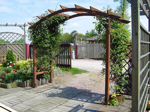 Pergola z łukiem o szerokości wejścia 270 cm